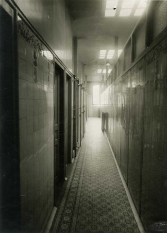 Bains-douches municipaux, couloir d'accès aux cabines : photographie noir et blanc.