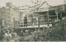 Combat de boxe sur un ring en extérieur : photographie noir et blanc.