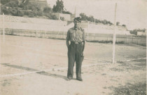 Portrait d'un boxeur en tenue militaire dans un stade à Antibes lors d'un stage : photographie noir et blanc.