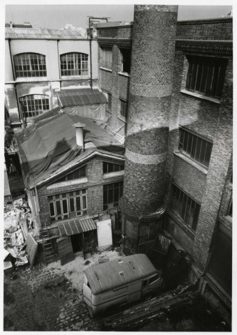 Fabrique de chocolat Perron, vue plongeante sur la cheminée : photographie noir et blanc.