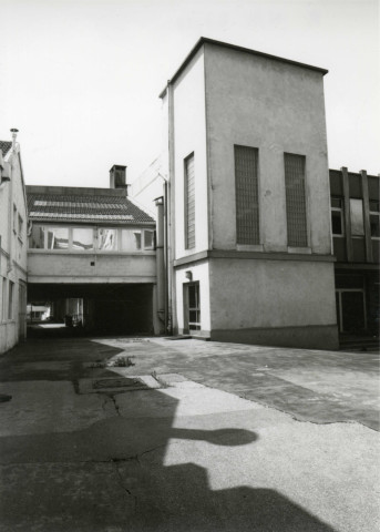 Usine Motobécane désaffectée, vue de la cour : photographie noir et blanc.