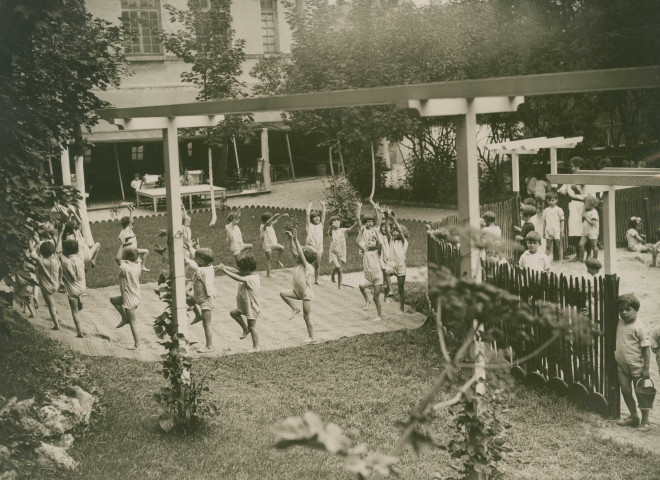 École de Plein-Air, gymnastique en extérieur : photographie noir et blanc.