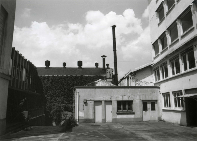 Usine Motobécane désaffectée, vue de la cour : photographie noir et blanc.