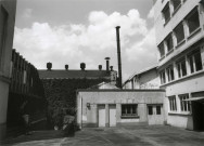 Usine Motobécane désaffectée, vue de la cour : photographie noir et blanc.