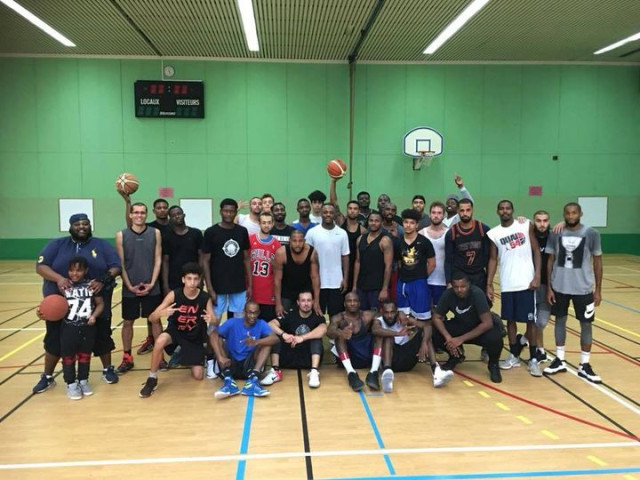 Basket-ball. - Entraînement au gymnase Henri-Wallon : photographie des joueurs.