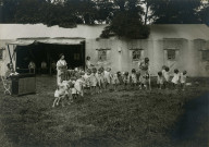 École de Plein-Air, groupe d'enfants faisant des mouvements en musique : photographie noir et blanc.