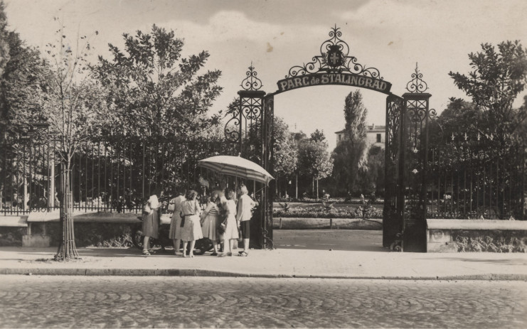 Carte postale représentant la porte d’entrée du parc et les grilles de clôture