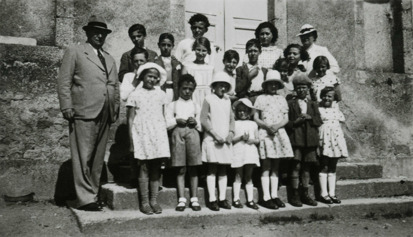 Colonies de vacances dans le nord du Morvan, groupe d'enfants posant avec le maire Charles Auray et son épouse à Saint-Germain : photographie noir et blanc.