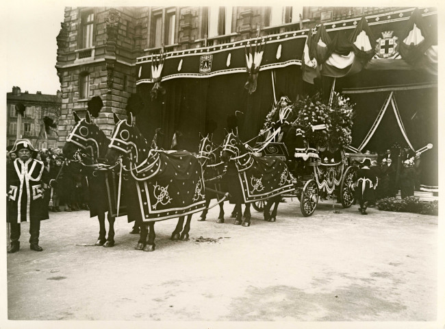 Enterrement du maire Charles Auray, corbillard sur le parvis de l'hôtel de ville : photographie noir et blanc.