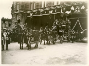 Enterrement du maire Charles Auray, corbillard sur le parvis de l'hôtel de ville : photographie noir et blanc.