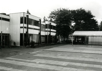 Les éléments porteurs en Y renversés à l’extérieur des bâtiments, en 1982 - 3Fi10506 Photographie des éléments porteurs en Y renversés, à l’extérieur des bâtiments