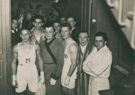 Portrait de groupe de boxeurs après un combat : photographie noir et blanc.
