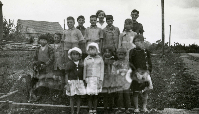 Colonies de vacances dans le nord du Morvan, groupe d'enfants à Villiers-Nonains : photographie noir et blanc.
