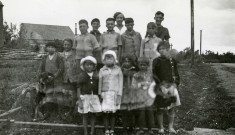 Colonies de vacances dans le nord du Morvan, groupe d'enfants à Villiers-Nonains : photographie noir et blanc.