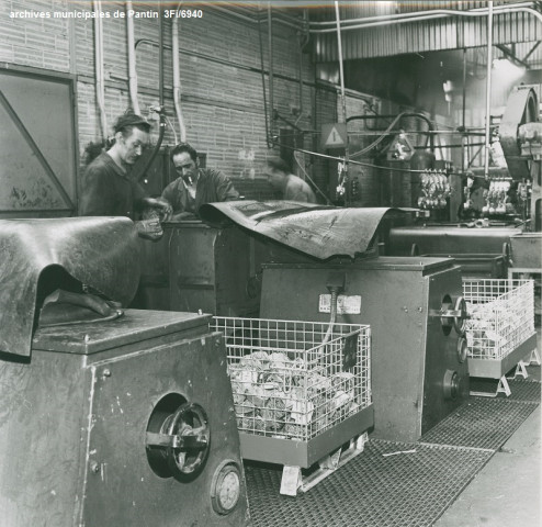 Usine de la Polymécanique, lieu de fabrication de moteurs pour motocyclettes Motobécane (années 1960)