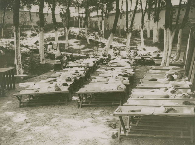 École de Plein-Air, enfants faisant la sieste sous les arbres : photographie noir et blanc.