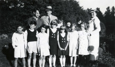Colonies de vacances dans le nord du Morvan, groupe d'enfants posant avec le maire Charles Auray et son épouse à Vic-sous-Thil : photographie noir et blanc.
