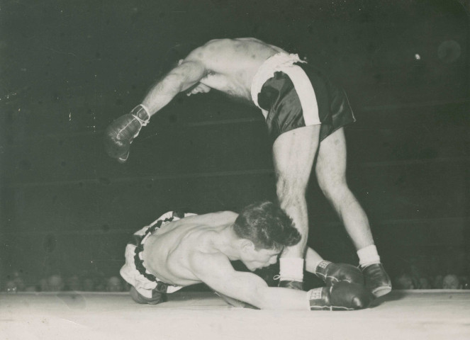 Combat de boxe entre Marcel Cerdan et Harold Green à New York : photographie noir et blanc.