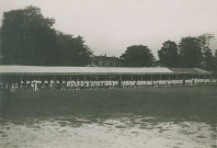 Fête d'éducation physique, défilé des enfants : photographie noir et blanc.
