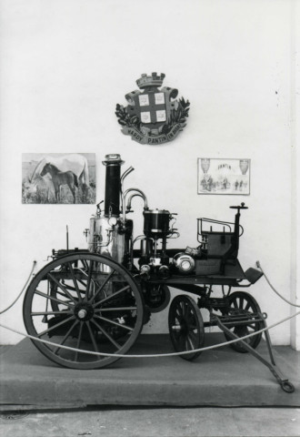 Véhicule de secours des pompiers exposé avec le blason de Pantin : reproduction de photographie noir et blanc.