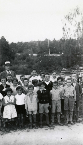 Colonies de vacances dans le nord du Morvan, groupe d'enfants posant avec le maire Charles Auray : photographie noir et blanc.