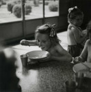 École de Plein-Air, enfants prenant leur repas dans le réfectoire : photographie noir et blanc.