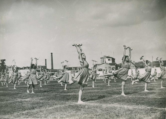 Fête d'éducation physique, mouvements d'ensemble avec des haltères : photographie noir et blanc.