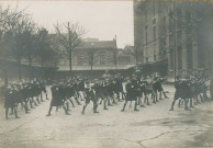 Enfants en cours de gymnastique dans la cour de l'école Charles-Auray : photographie numérique.