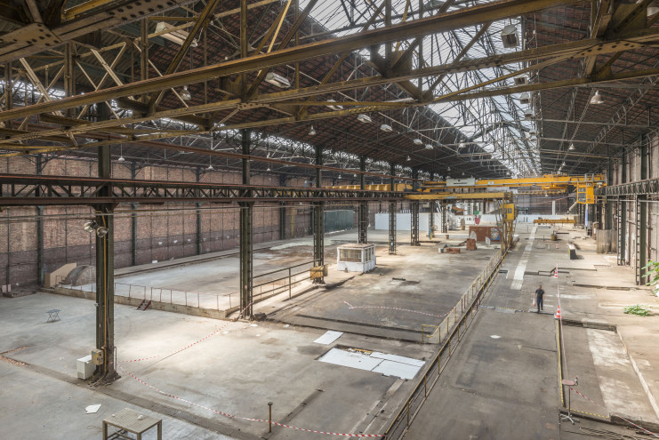 Photographie de la halle principale et de son système de ponts roulants, en 2019