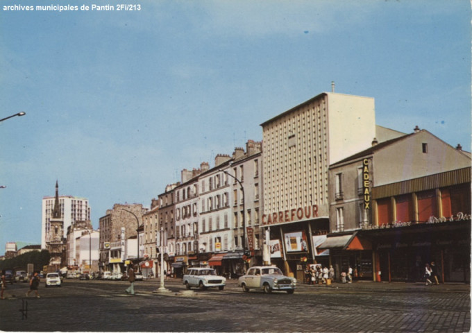 Carrefour des Quatre-Chemins (cinéma Carrefour, église Sainte-Marthe).
