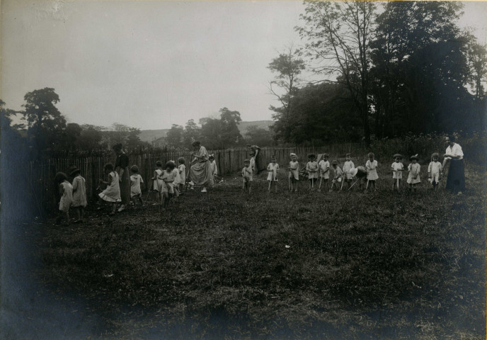 École de Plein-Air, jardinage avec pelles : photographie en noir et blanc.