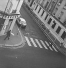 Enfant en suspension au dessus du passage protégé