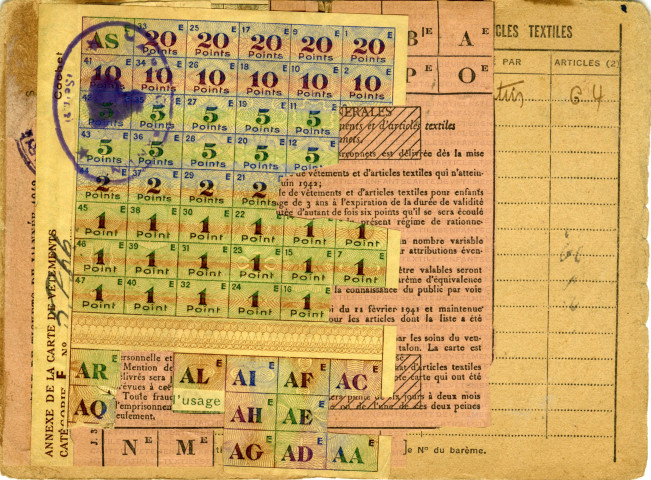 Cartes de rationnement : carte de vêtements et d'articles textiles (1944) et carte d'alimentation (1946-1949) de Bernard Bourgeois, cartes de charbon pour le chauffage d'André Bourgeois (1946 et 1947-1948). Tickets de rationnement pour les denrées diverses (1948), le lait (1949), le pain (1949) et les suppléments alimentaires (s.d.).