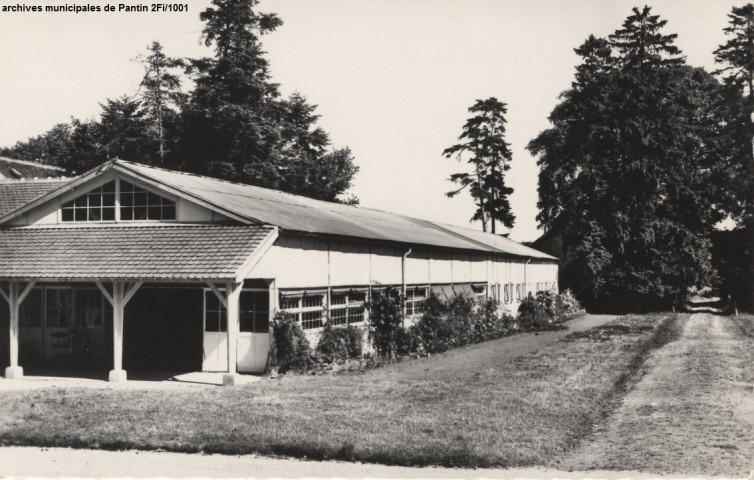 Colonie de vacances de la ville de Pantin à Saint-Martin-d'Ecublei - Le réfectoire.