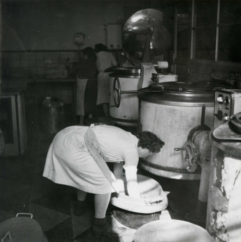 École de Plein-Air, femmes dans une cuisine : photographie noir et blanc.