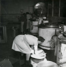 École de Plein-Air, femmes dans une cuisine : photographie noir et blanc.