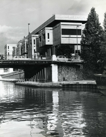 Centre administratif au bord du canal : photographie noir et blanc.