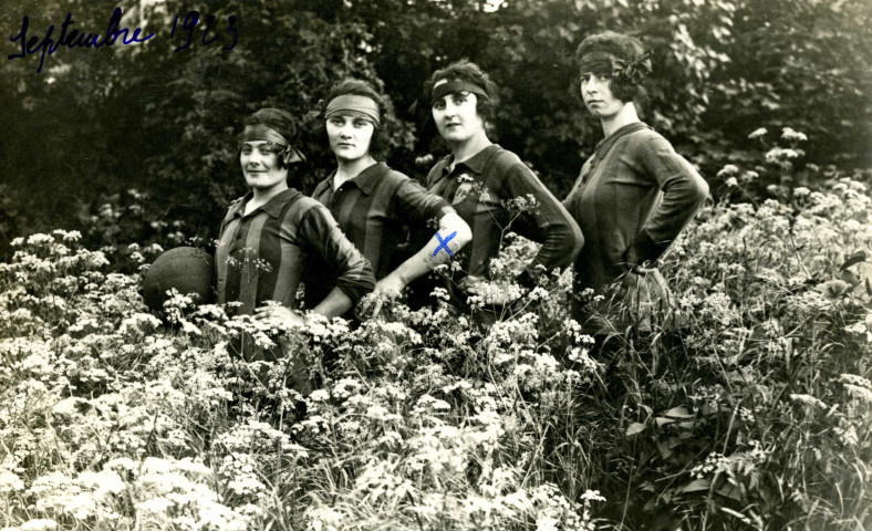 Portrait de l'équipe féminine de basket de Pantin constituée de Marcelle Denis, Georgette Baudon, Suzanne Cochereau et Gabrielle Josserand : photographie en noir et blanc.