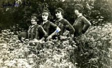 Portrait de l'équipe féminine de basket de Pantin constituée de Marcelle Denis, Georgette Baudon, Suzanne Cochereau et Gabrielle Josserand : photographie en noir et blanc.
