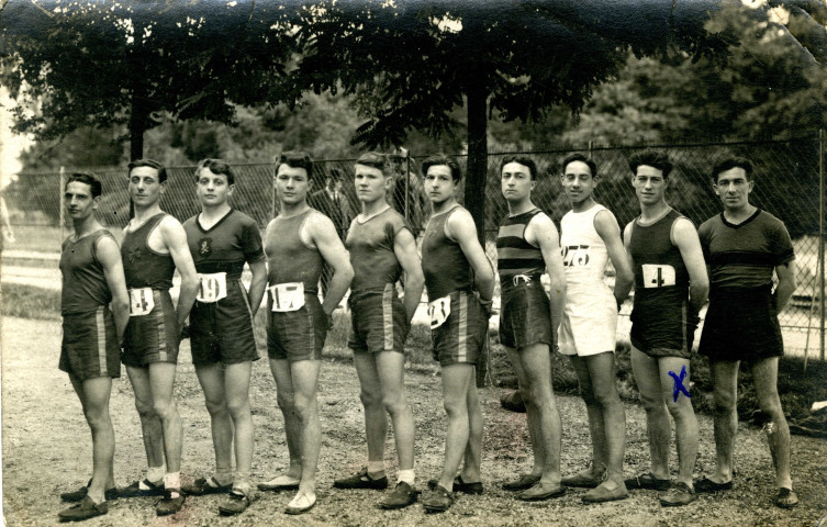 Portrait de Roger Hasenfratz et neuf sportifs participant à un challenge syndical : photographie en noir et blanc.