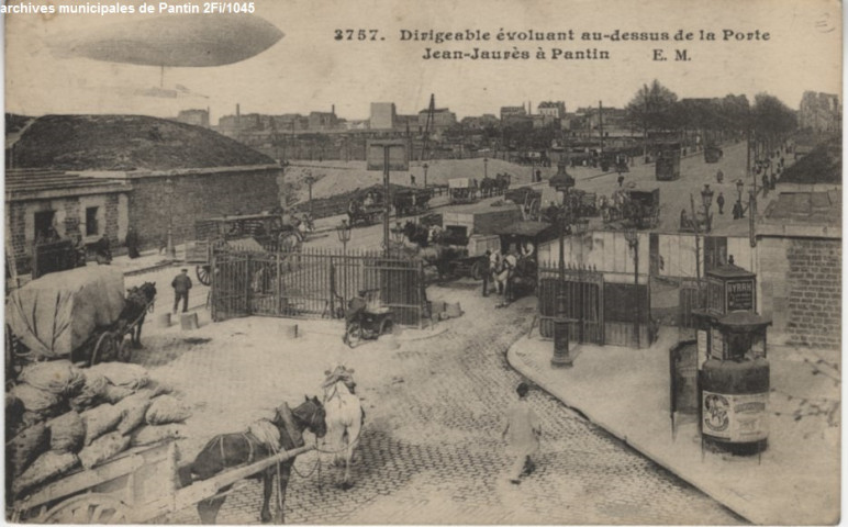 3357. Dirigeable évoluant au-dessus de la porte Jean-Jaurès à Pantin.