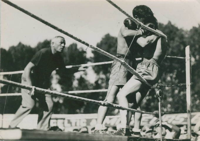 Combat de boxe entre Théo Médina et Valentin Angelman à Tours : photographie noir et blanc.