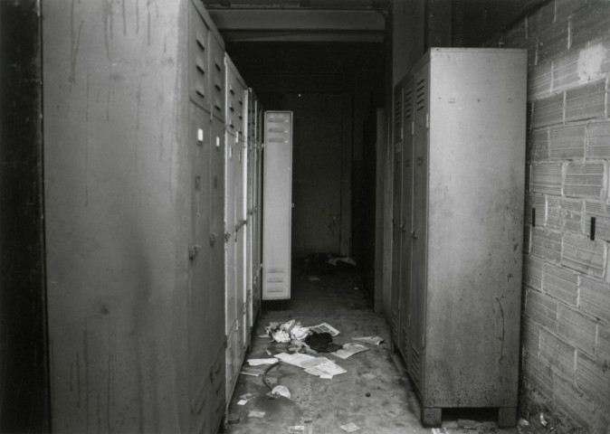 Usine Motobécane désaffectée, vue de l'intérieur : photographie noir et blanc.