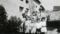 Colonies de vacances dans le nord du Morvan, groupe d'enfants posant avec le maire Charles Auray et son épouse : photographie noir et blanc.