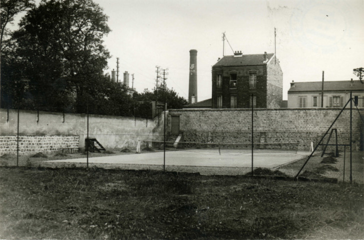 Terrain de tennis du parc municipal : photographie noir et blanc.