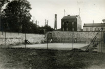 Terrain de tennis du parc municipal : photographie noir et blanc.