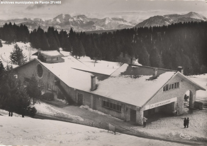 Le Revard - Centre commercial. La Crémaillère. Au fond, le Mont-Blanc.