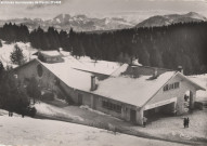Le Revard - Centre commercial. La Crémaillère. Au fond, le Mont-Blanc.