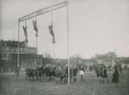 Enfants montant à la corde sur le stade Méhul : photographie noir et blanc.