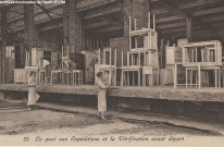 25. Le quai aux expéditions et la vérification avant le départ (Félix Louis).